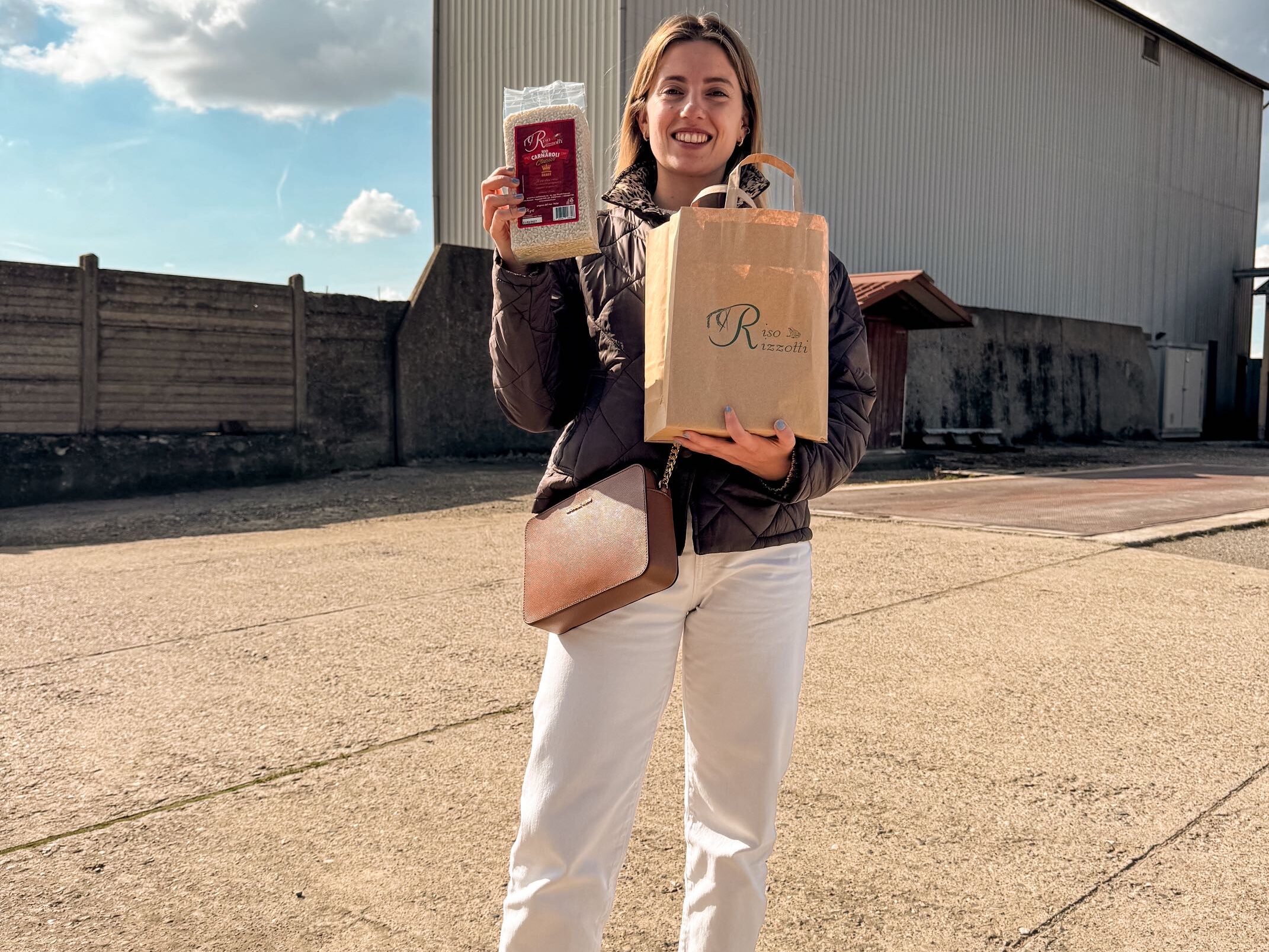 Michela con gli acquisti da Riso Rizzotti