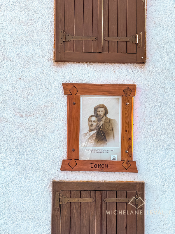 una fotografia appesa su una casa di Piamprato