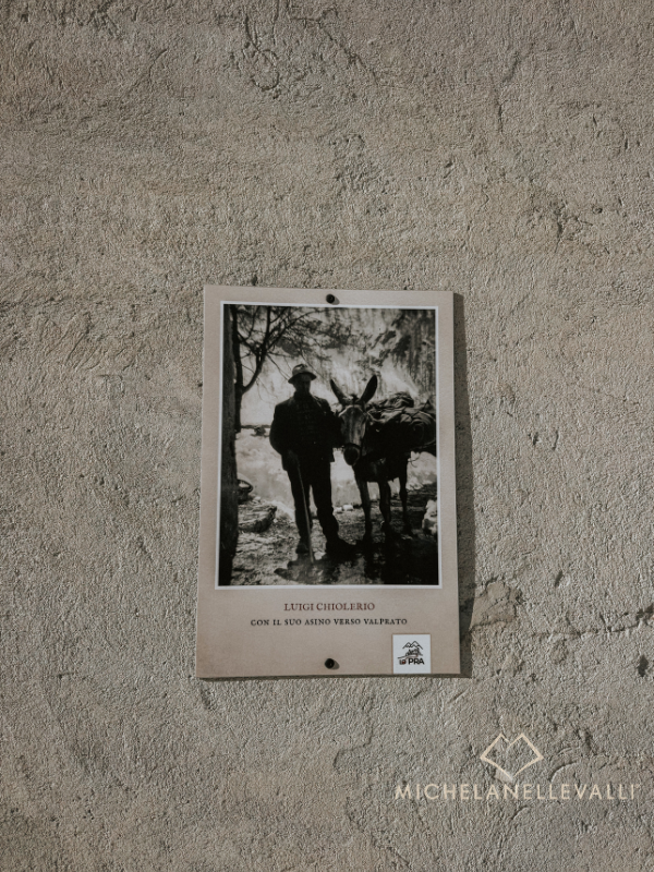 fotografia vecchia su un muro di Piamprato